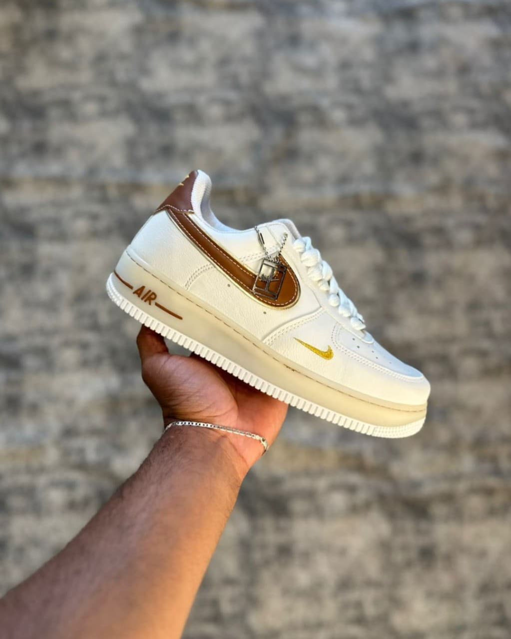 TENIS AIR FORCE 1 BRANCO / CARAMELO